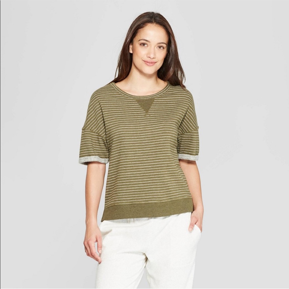 🌿Women’s green stripped fleece lounge top